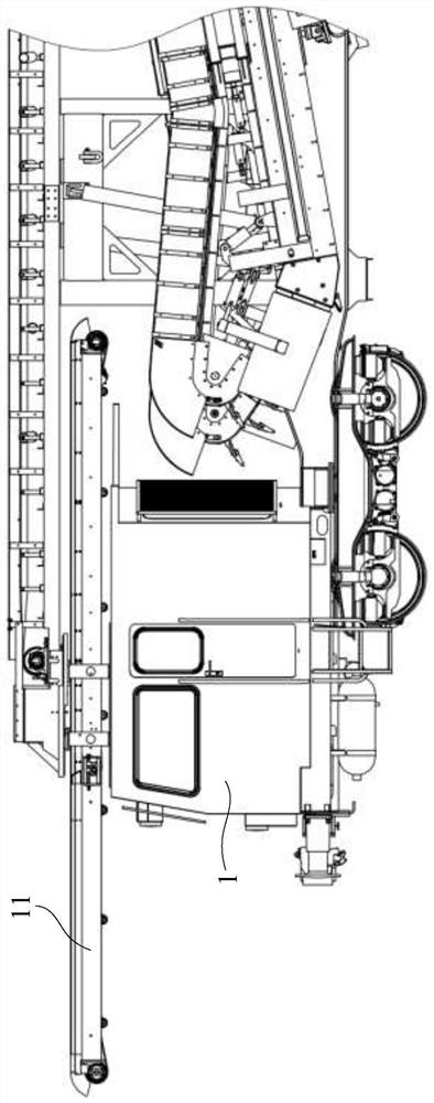 Screen scarifier and rotary throwing belt thereof