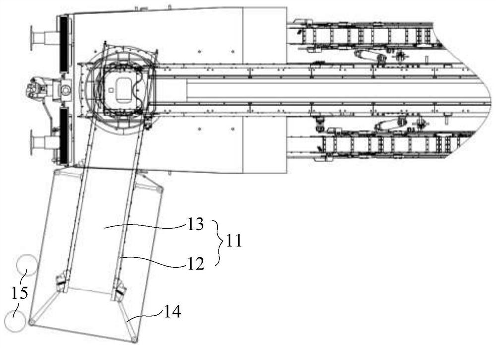 Screen scarifier and rotary throwing belt thereof