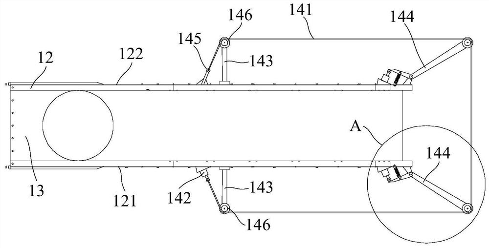 Screen scarifier and rotary throwing belt thereof