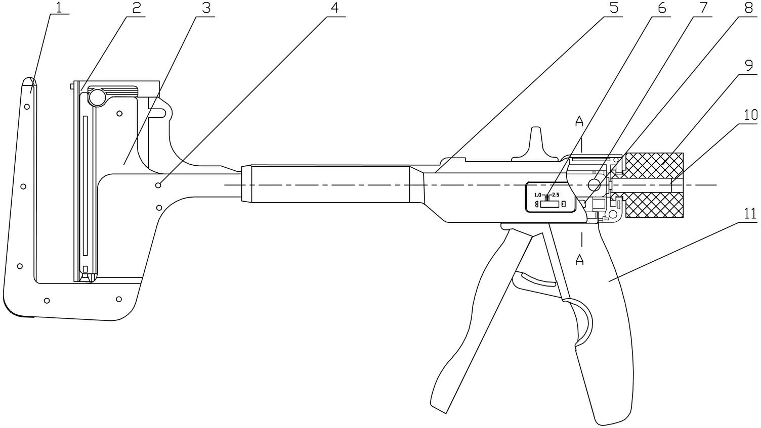 Accurate closed space indicating device for anastomat and stitching instrument and indication method thereof