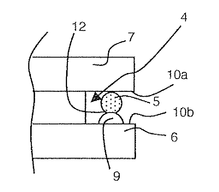 Assembly of a wire element with a microelectronic chip with a groove comprising at least one bump securing the wire element
