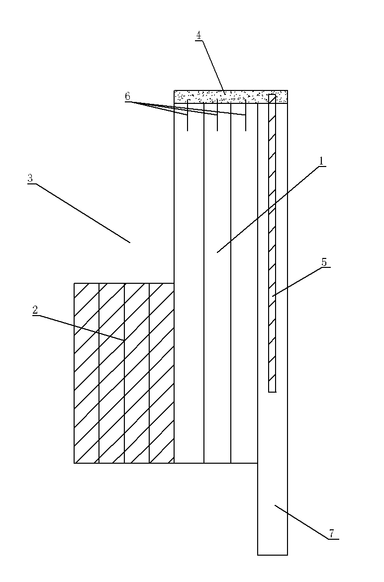 Variable section cement-soil gravity type retaining wall and construction method thereof