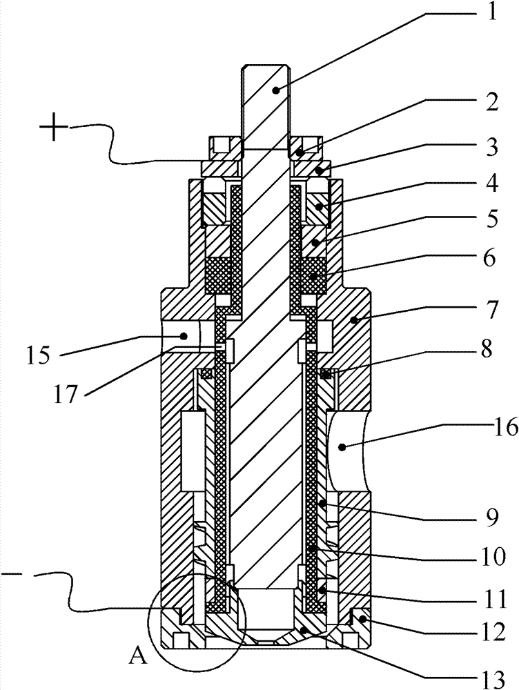 Head injector of low-thrust engine for electric discharge and ignition by utilizing nozzle clearance