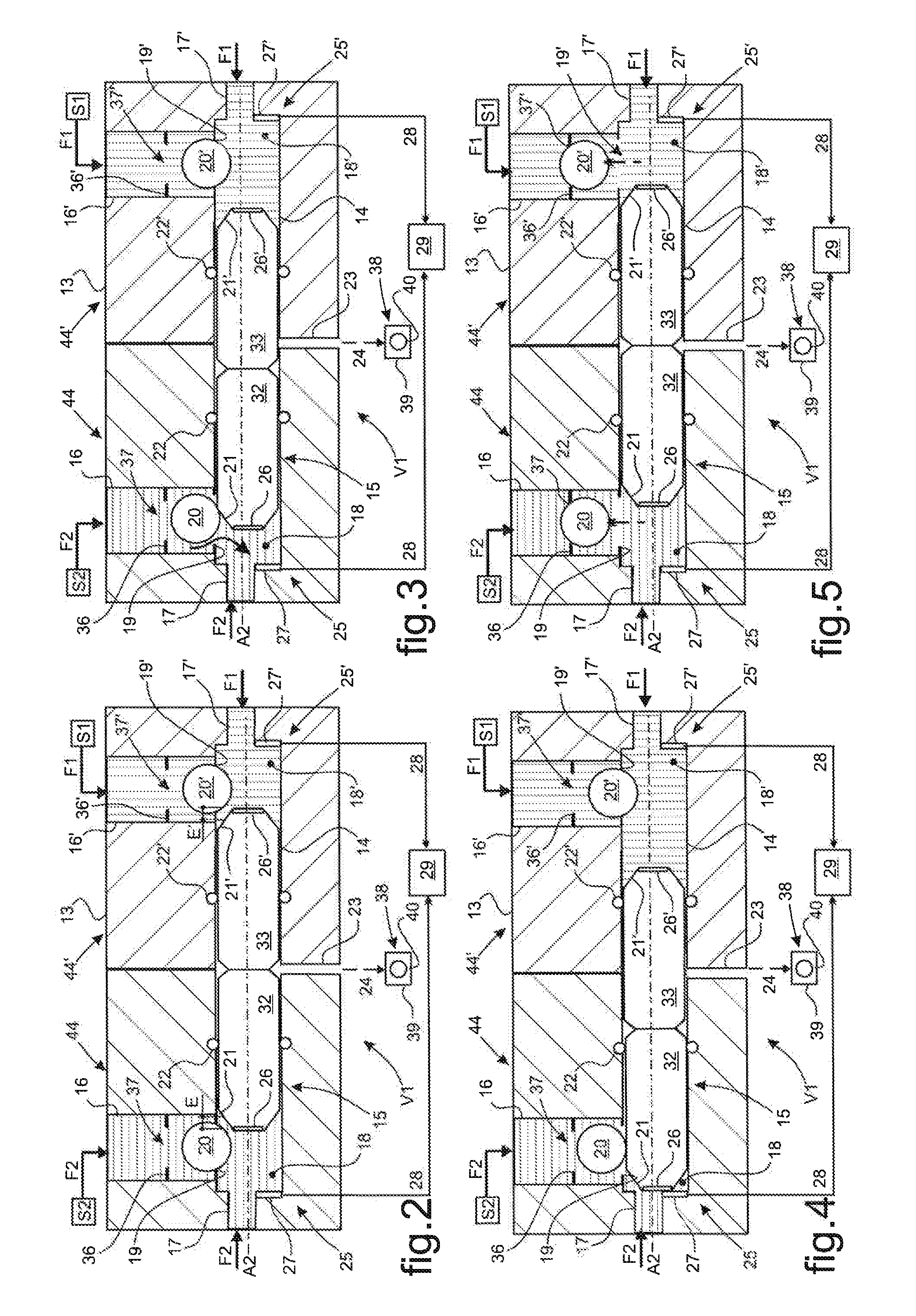 Pressure-balance valve for balancing fluid feed to actuator cylinders of a servo-control for controlling rotor blades of a rotorcraft