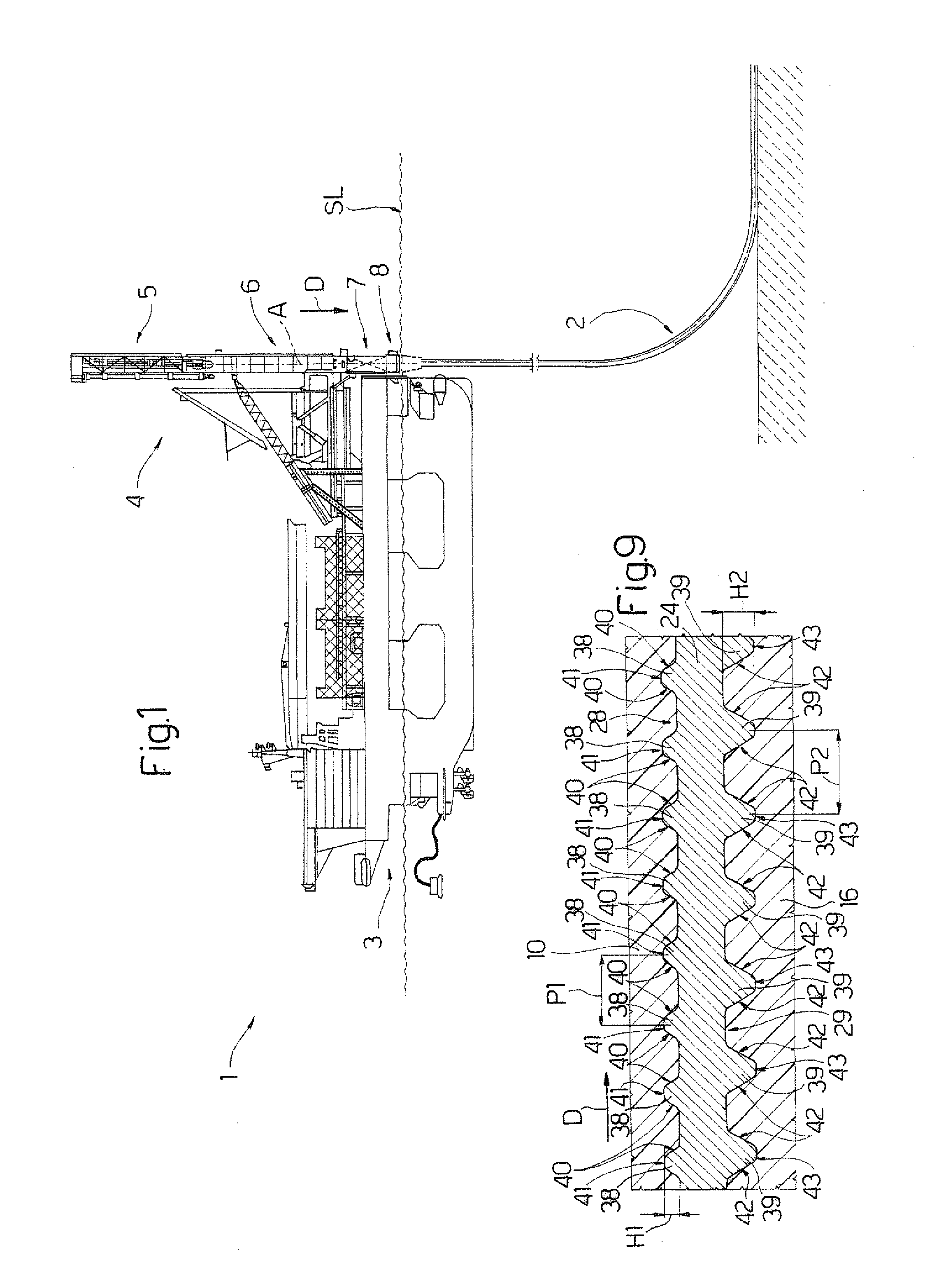 Gripping device for gripping underwater pipelines at the laying stage, and relative auxiliary gripping tool