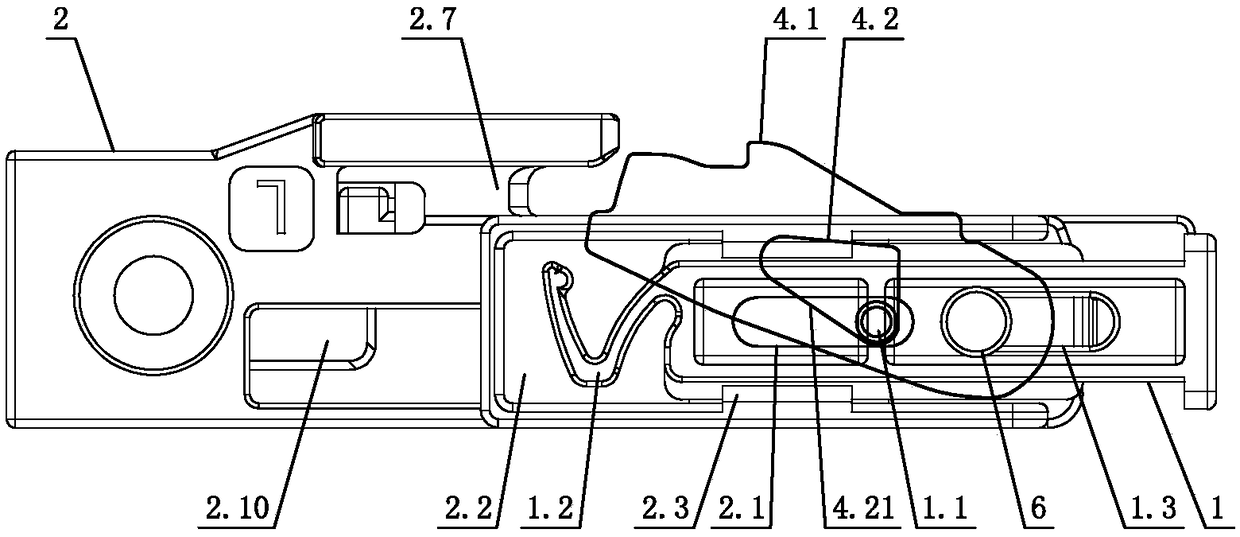 Connecting device between drawer and slide rail