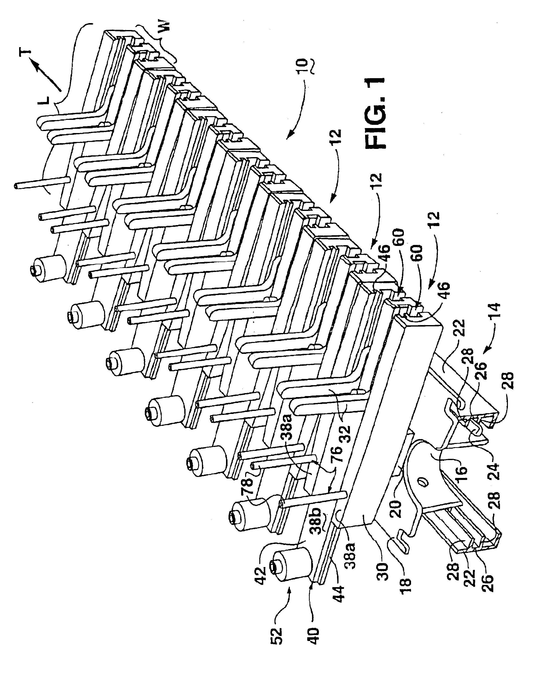 Conveyor with gear mechanism gripper and related conveyor link