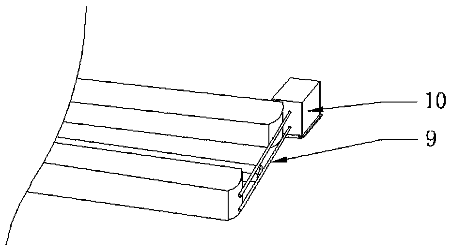 Directional feeding device for different-polarity foot capacitor