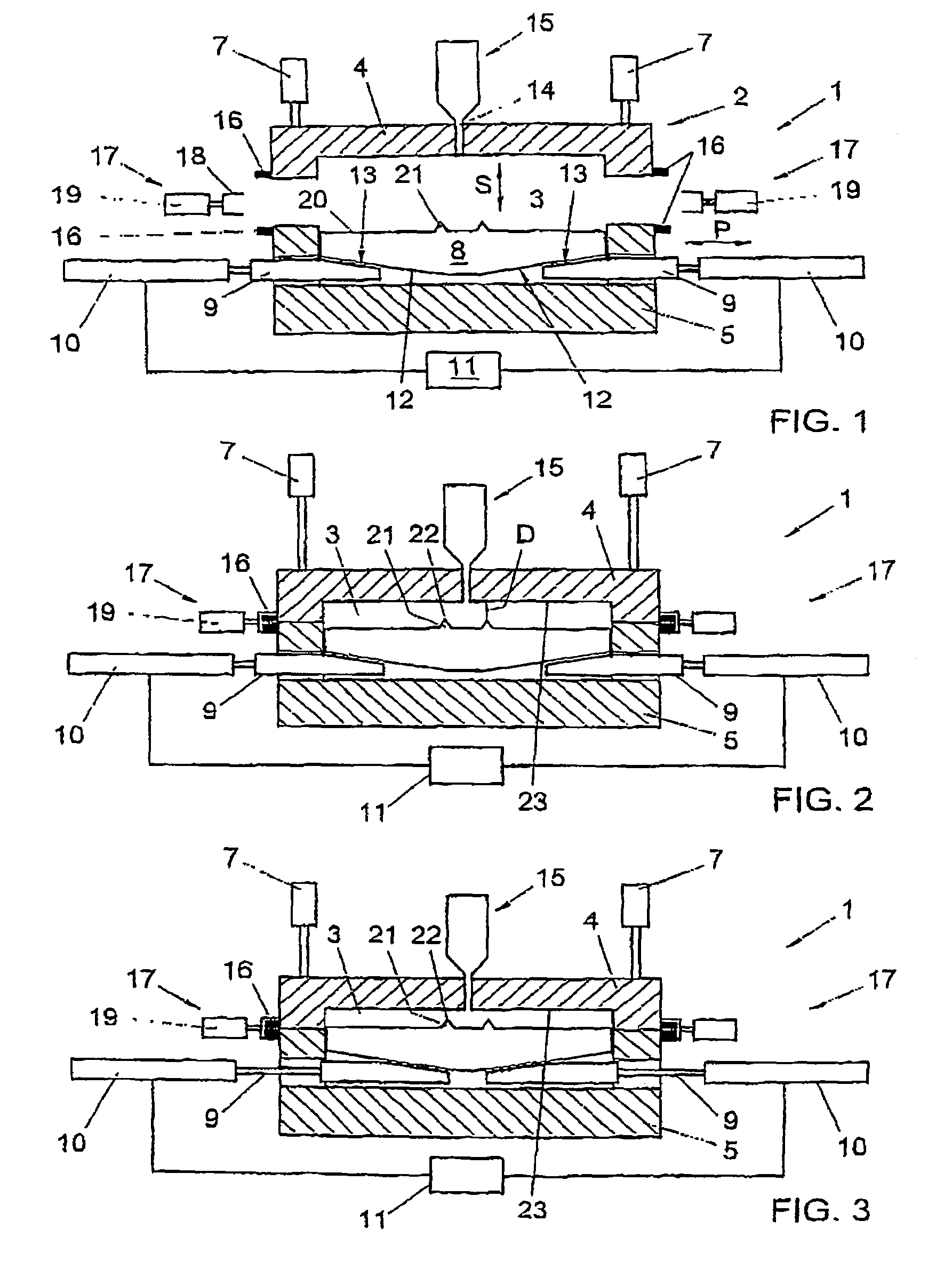 Apparatus and method for manufacturing products from a thermoplastic mass