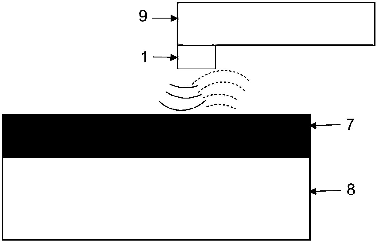 A device and a detection method for online detection of the service life of a polishing pad