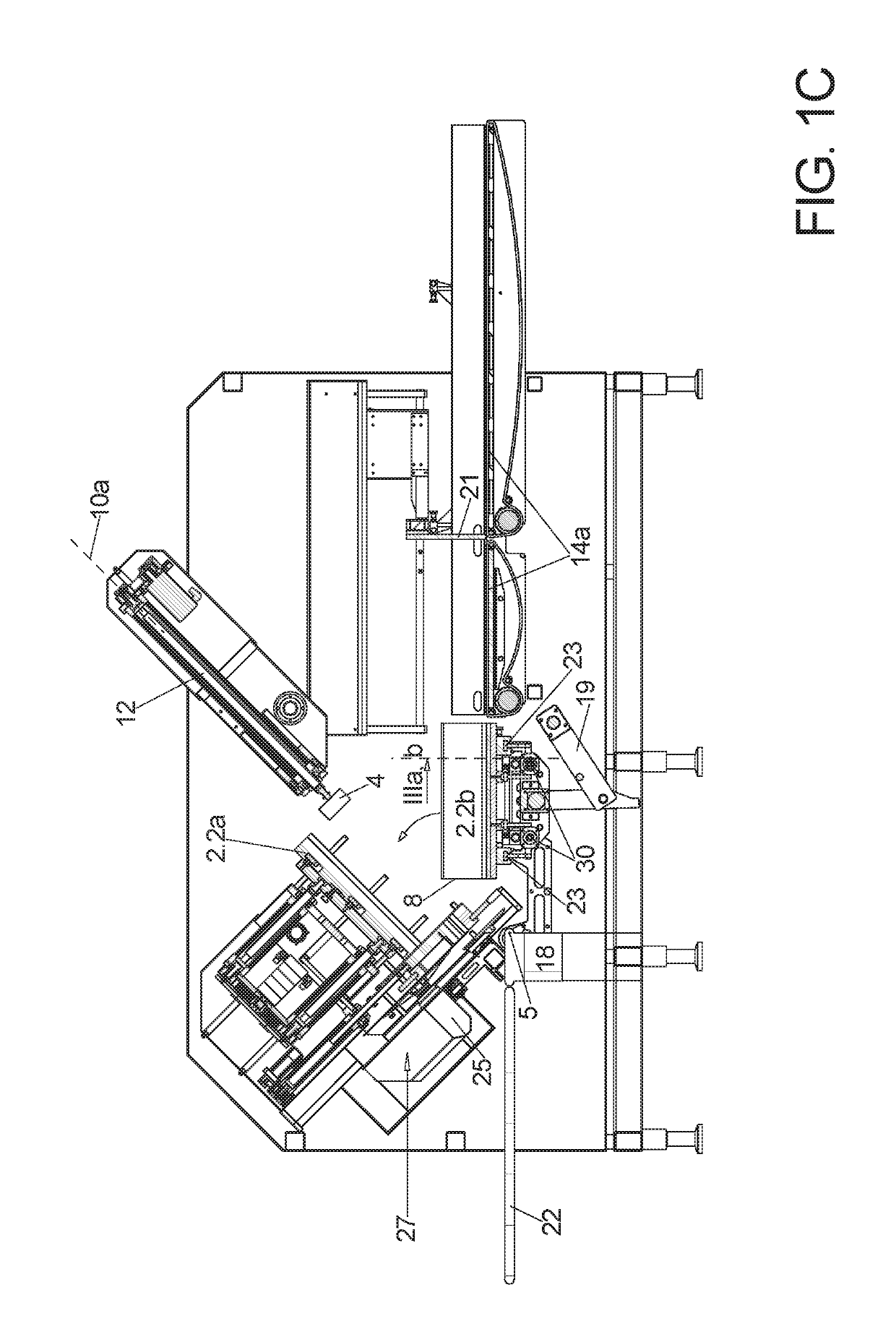 Slicing machine and method for slicing elastic strands in particular meat strands