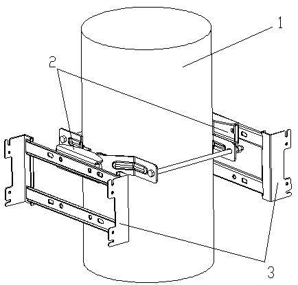 Self-adaptive embracing hoop mounting device and fastening method