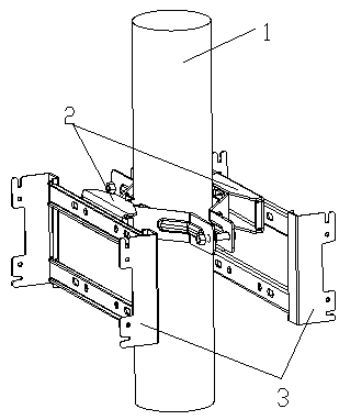 Self-adaptive embracing hoop mounting device and fastening method