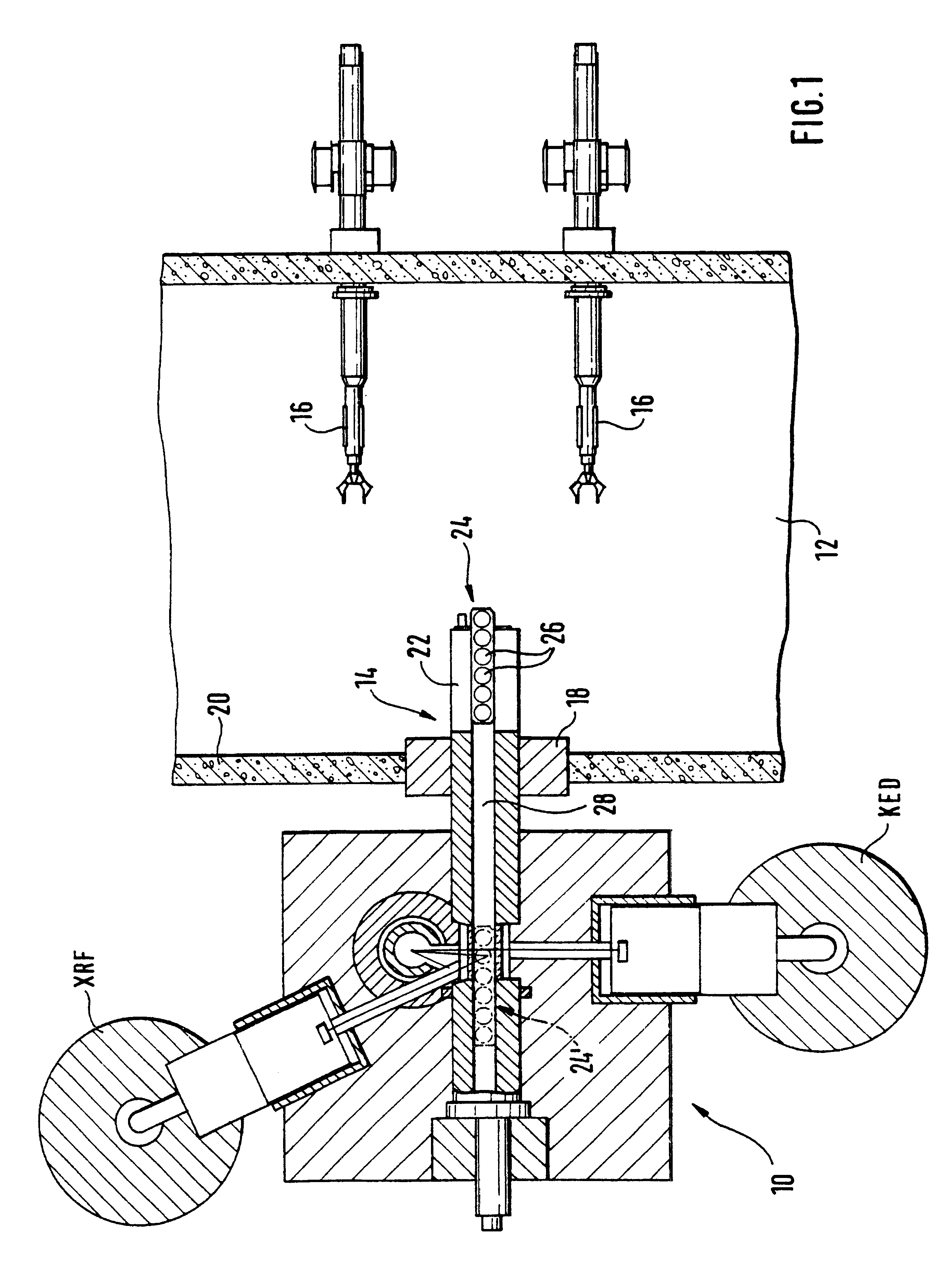 Sample changer for transferring radioactive samples between a hot cell and a measuring apparatus