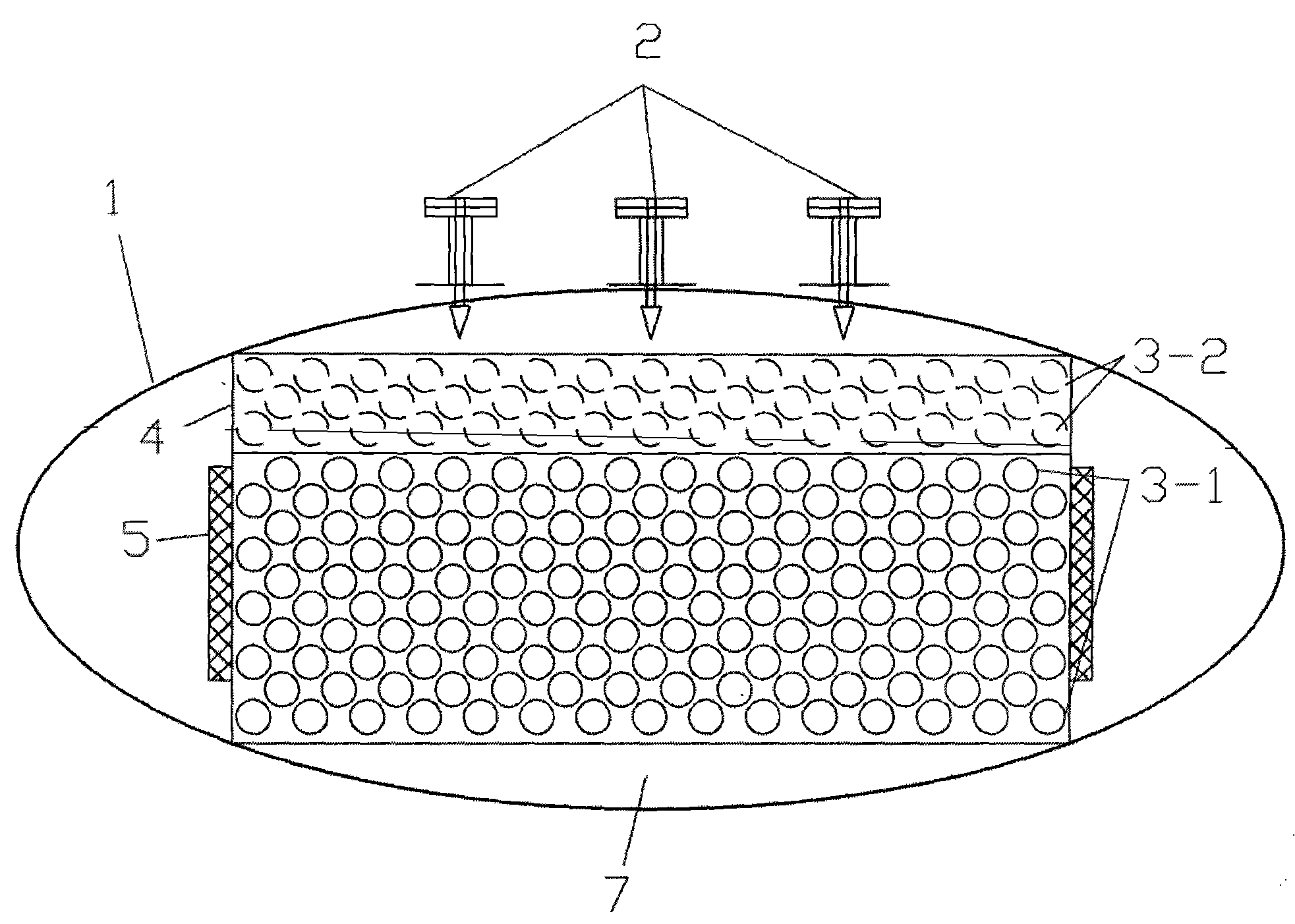 Low temperature multiple-effect seawater desalination evaporator and working method thereof