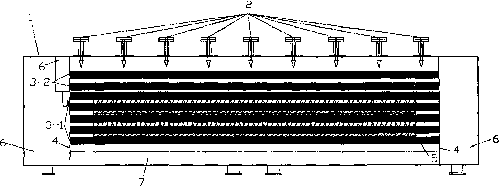 Low temperature multiple-effect seawater desalination evaporator and working method thereof