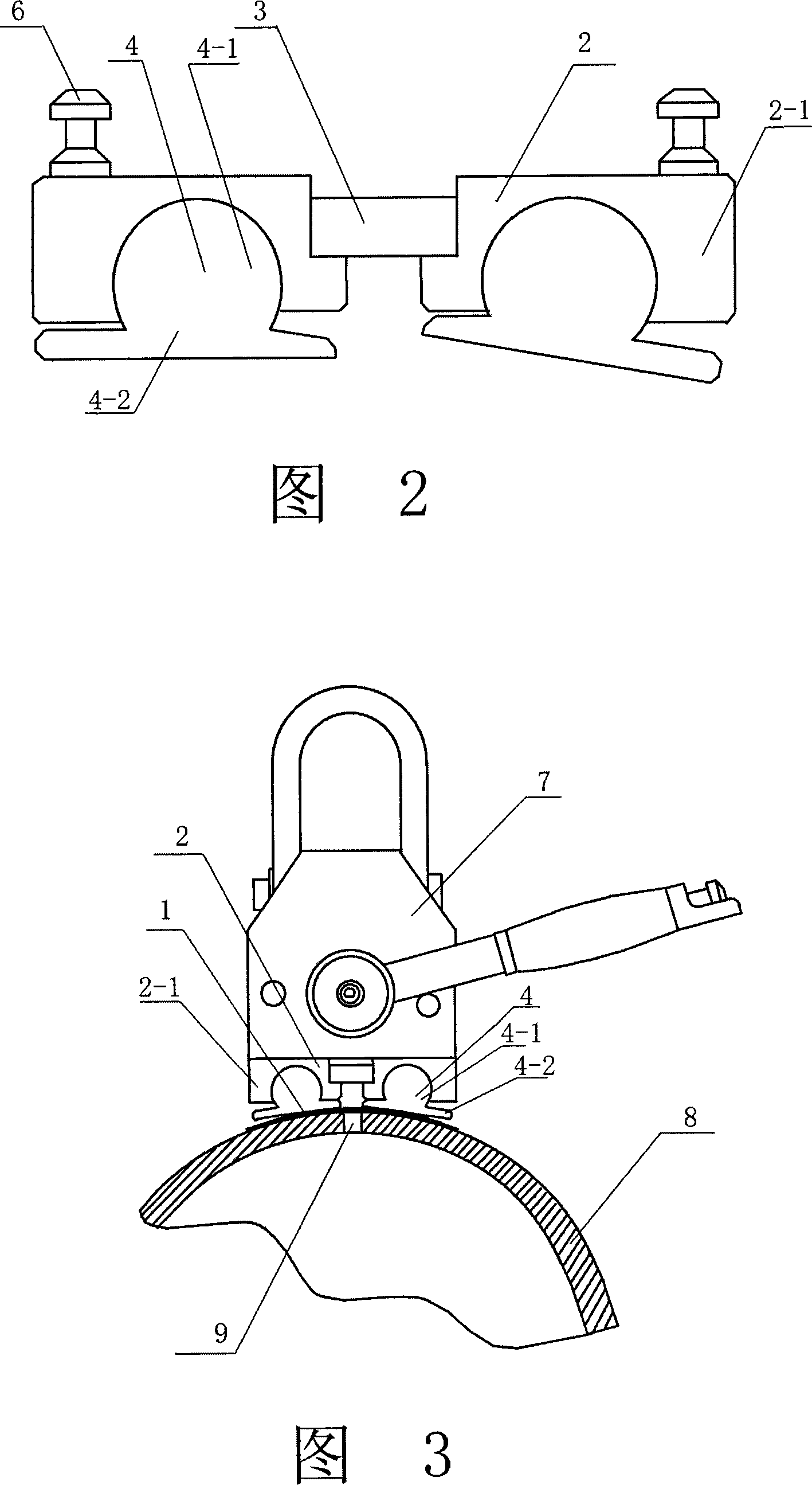 Magnetic pressure leak blockage device pole shoe capable of automatically adapting to container arc degree