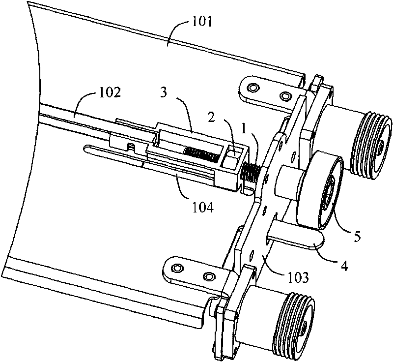 Displacement regulating and amplifying device and base station antenna with same