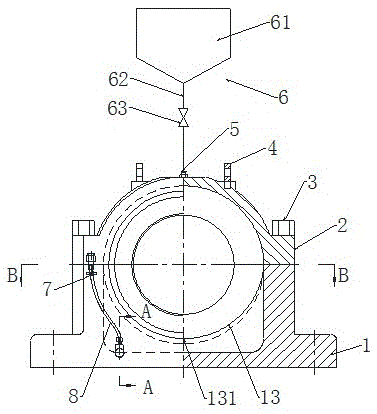 Engineering machine, dismounting-free bearing block with oil cavity capable of being cleaned and cleaning method for oil cavity