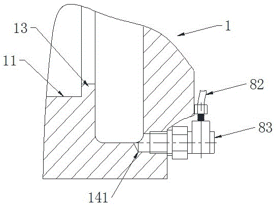 Engineering machine, dismounting-free bearing block with oil cavity capable of being cleaned and cleaning method for oil cavity