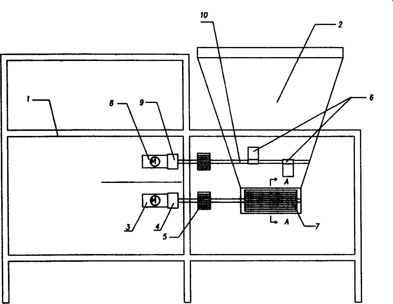 Short fiber feeding device for fiber reinforced thermoplastic plastics screw extruding machine