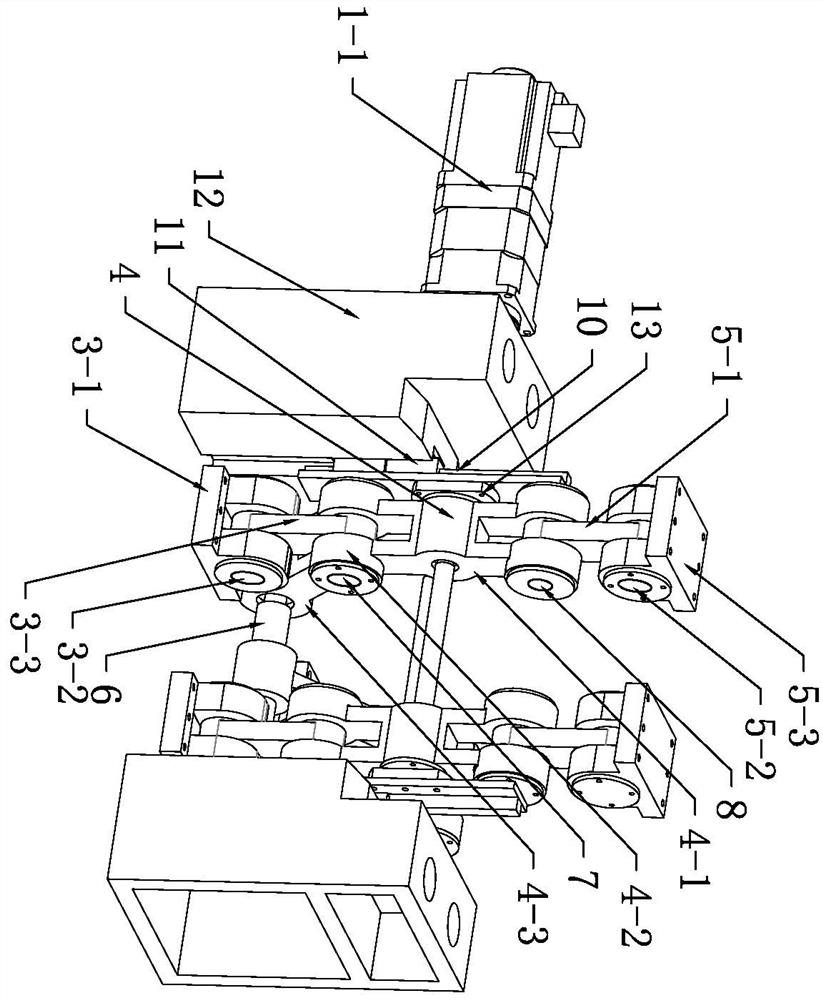 Multi-tonnage large-scale lifting device with lever push-pull structure
