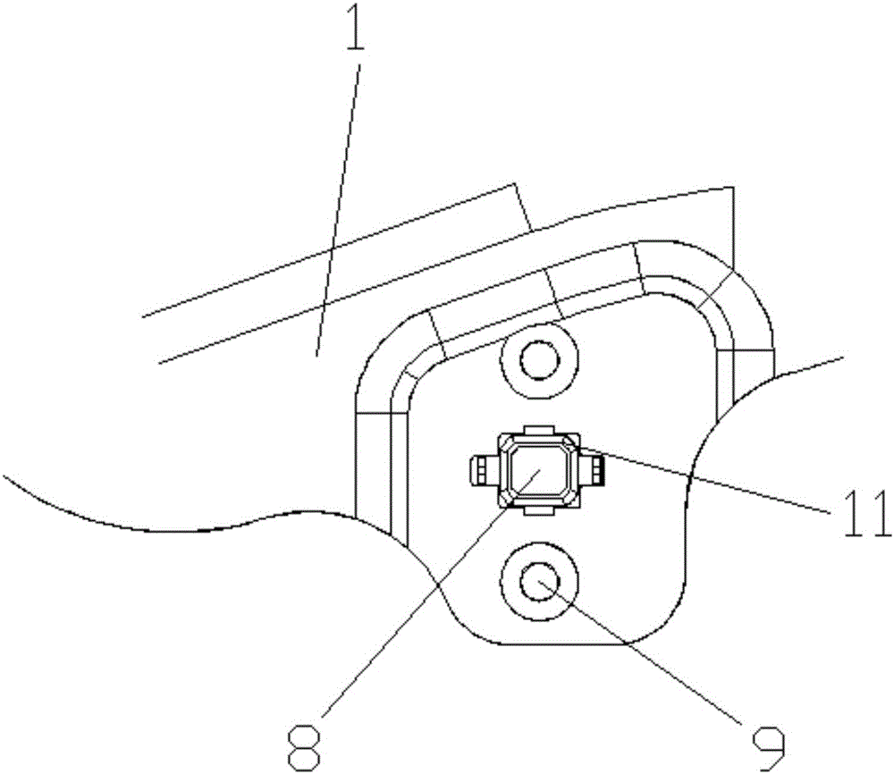 Automobile lower fender apron with automatic silt-discharging function