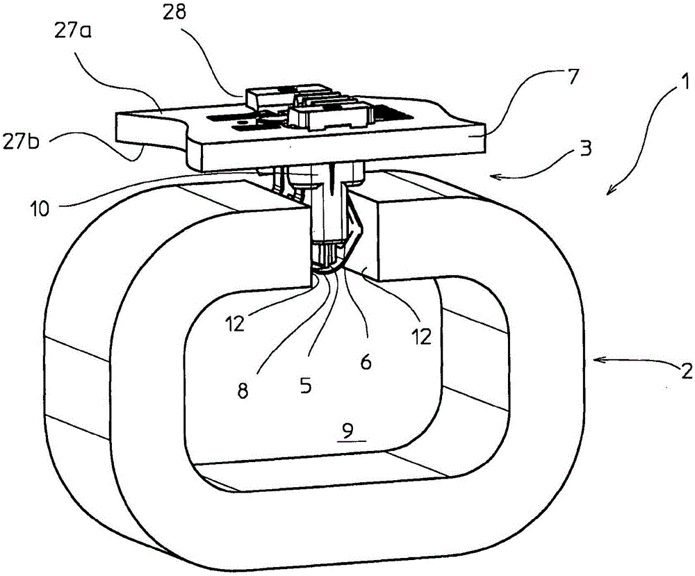 Magnetic field sensor arrangement and current transducer therewith