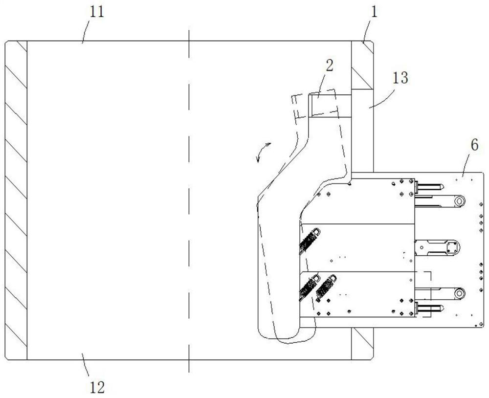 Feeding structure of solid waste treatment machine and solid waste treatment machine