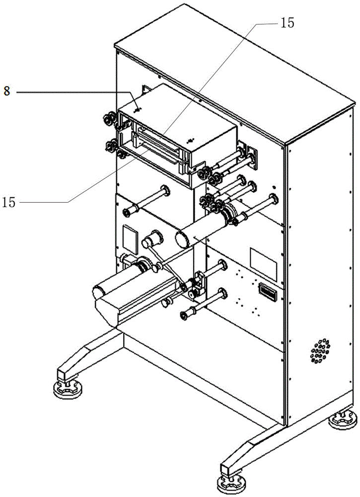 Atmospheric pressure low-temperature plasma continuous treatment apparatus and method for fiber tows