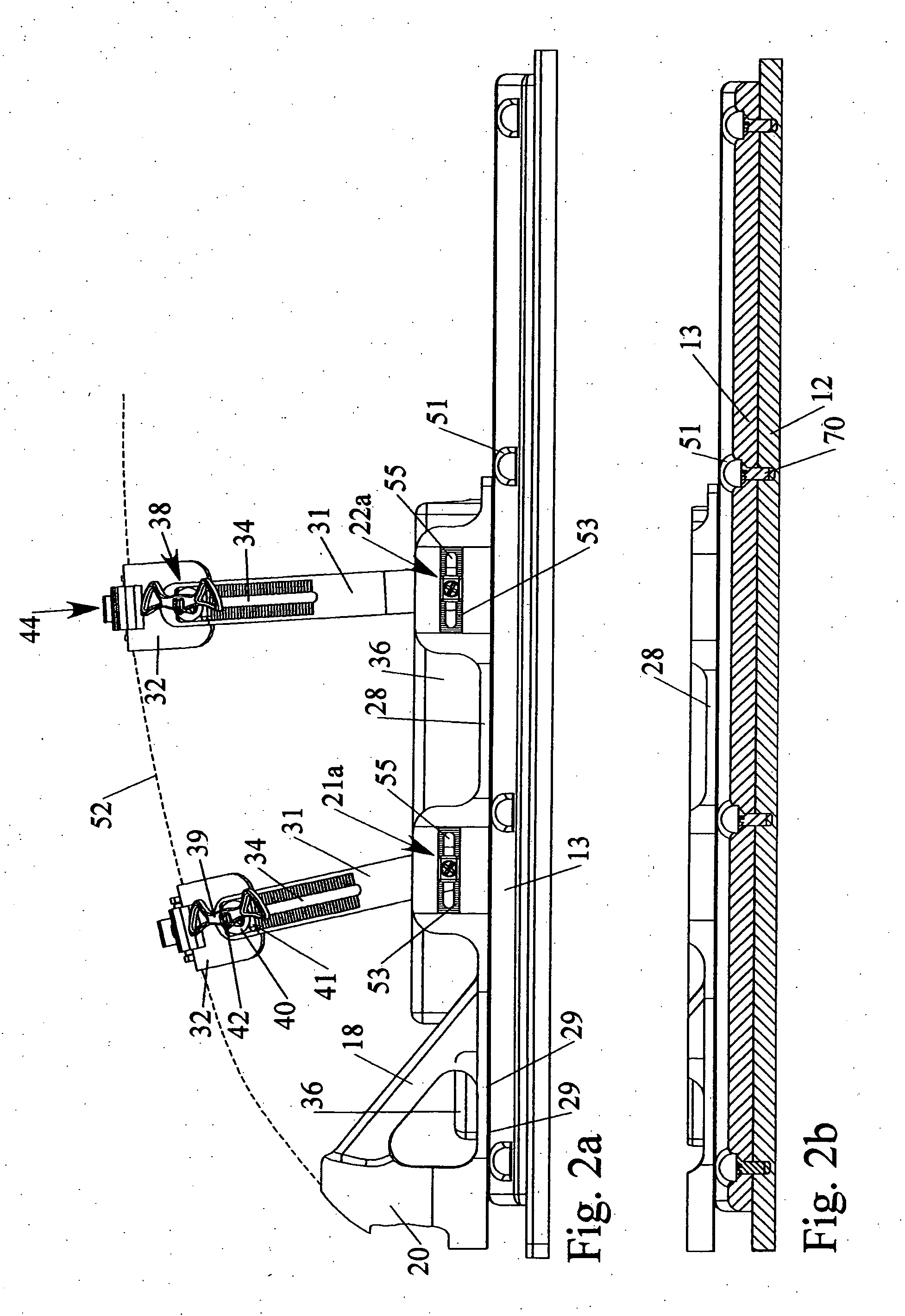 Device for retaining a kneeling rider on a gliding board