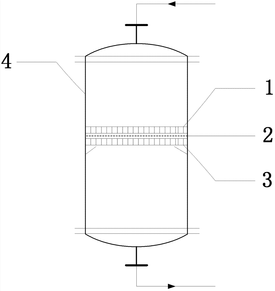 Tower-type filtering device for biomass-based fermented mash