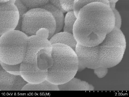 A microporous hollow nickel oxide gas-sensitive sensing material and device for selective adsorption of formaldehyde and its preparation and application