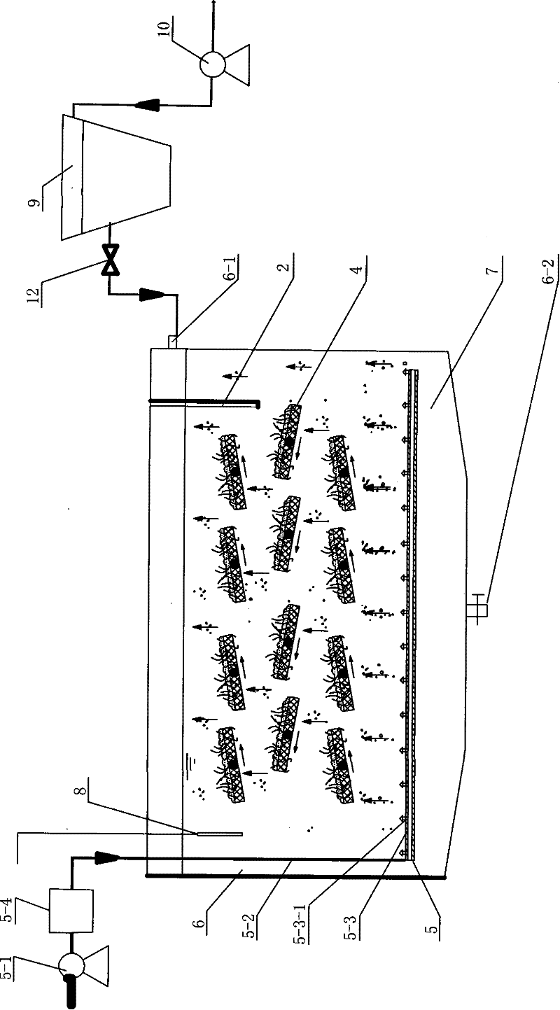 Excess sludge reduction bioreactor with variable aeration and worm attachment oblique plate