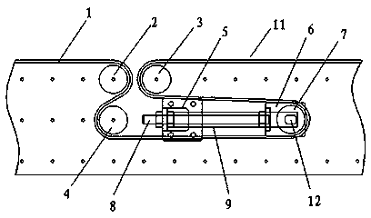 Mechanism preventing middle portion of bearing surface of flat belt conveyer from deviating