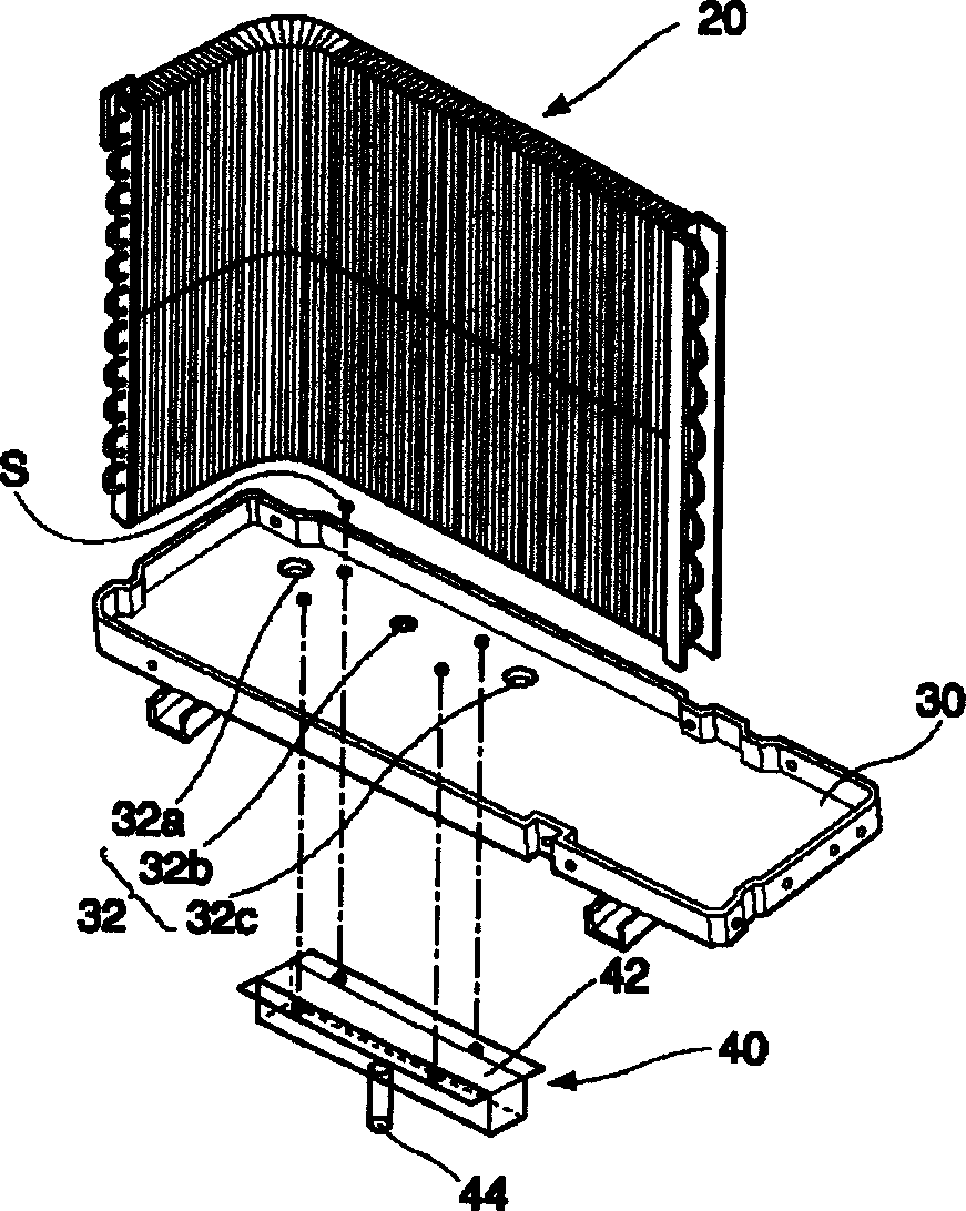 Air conditioner outdoor machine condensed water discharging device