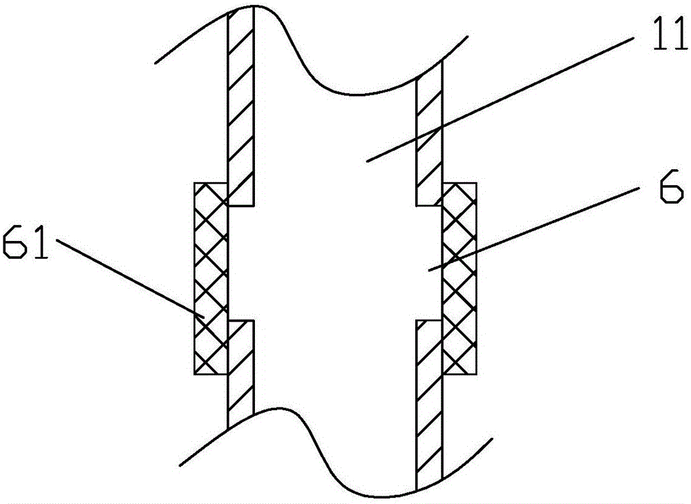 Drainage device for shallow silt foundation treatment and laying method