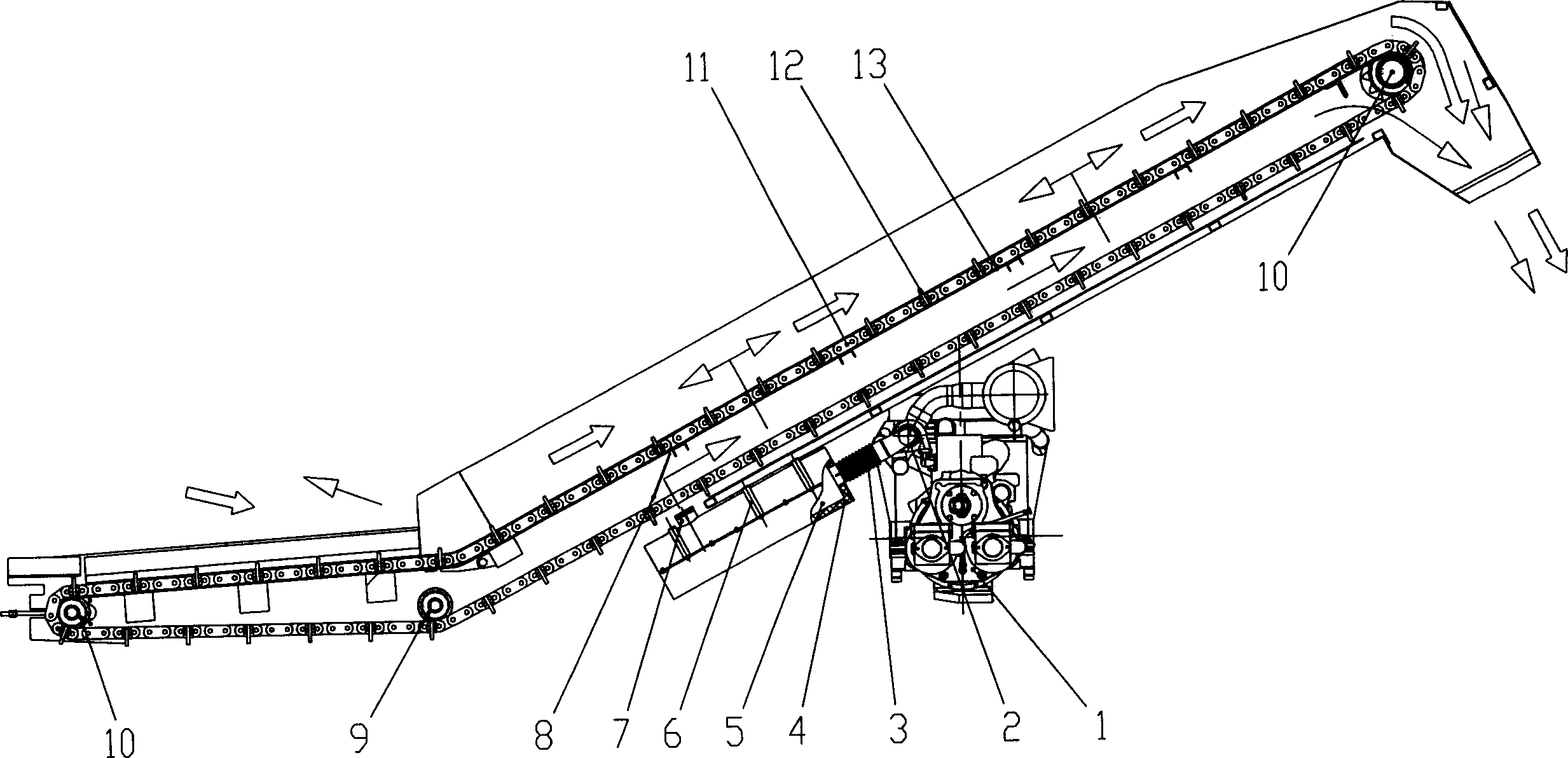 Asphalt concrete material conveying device and method for heating asphalt concrete material