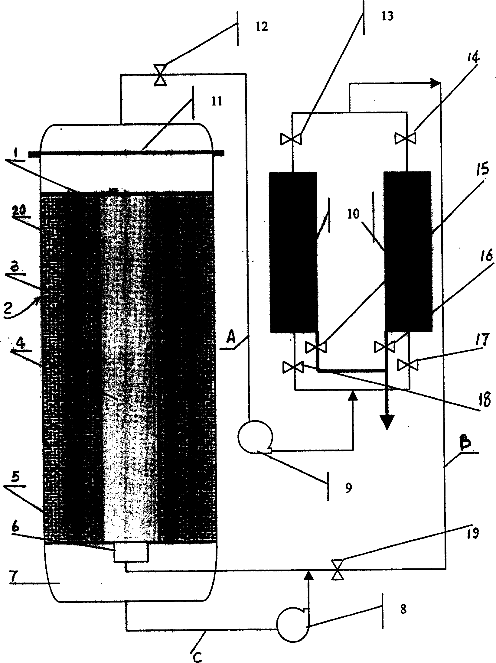 Method of preparing ethanol through cellulose solid phase enzymolysis and liquid fermentation coupling and its installation