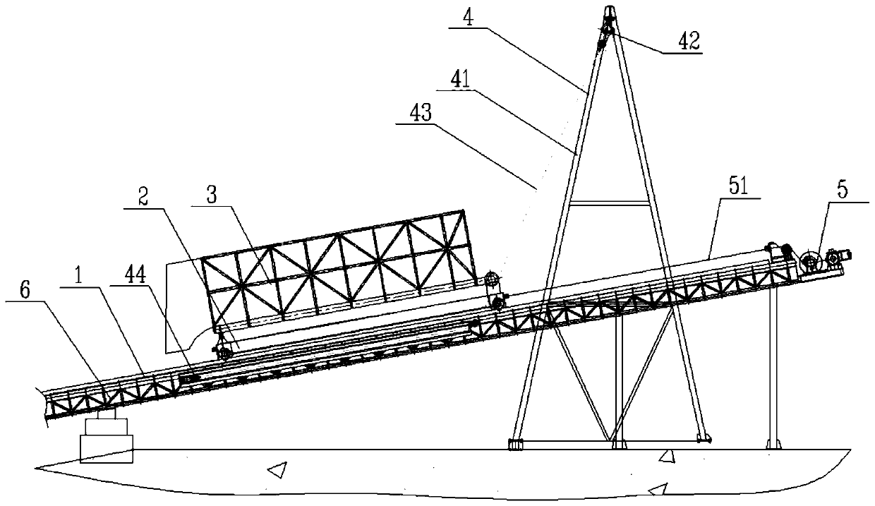 Turnable discharging device for ashore conveying of floating objects on water