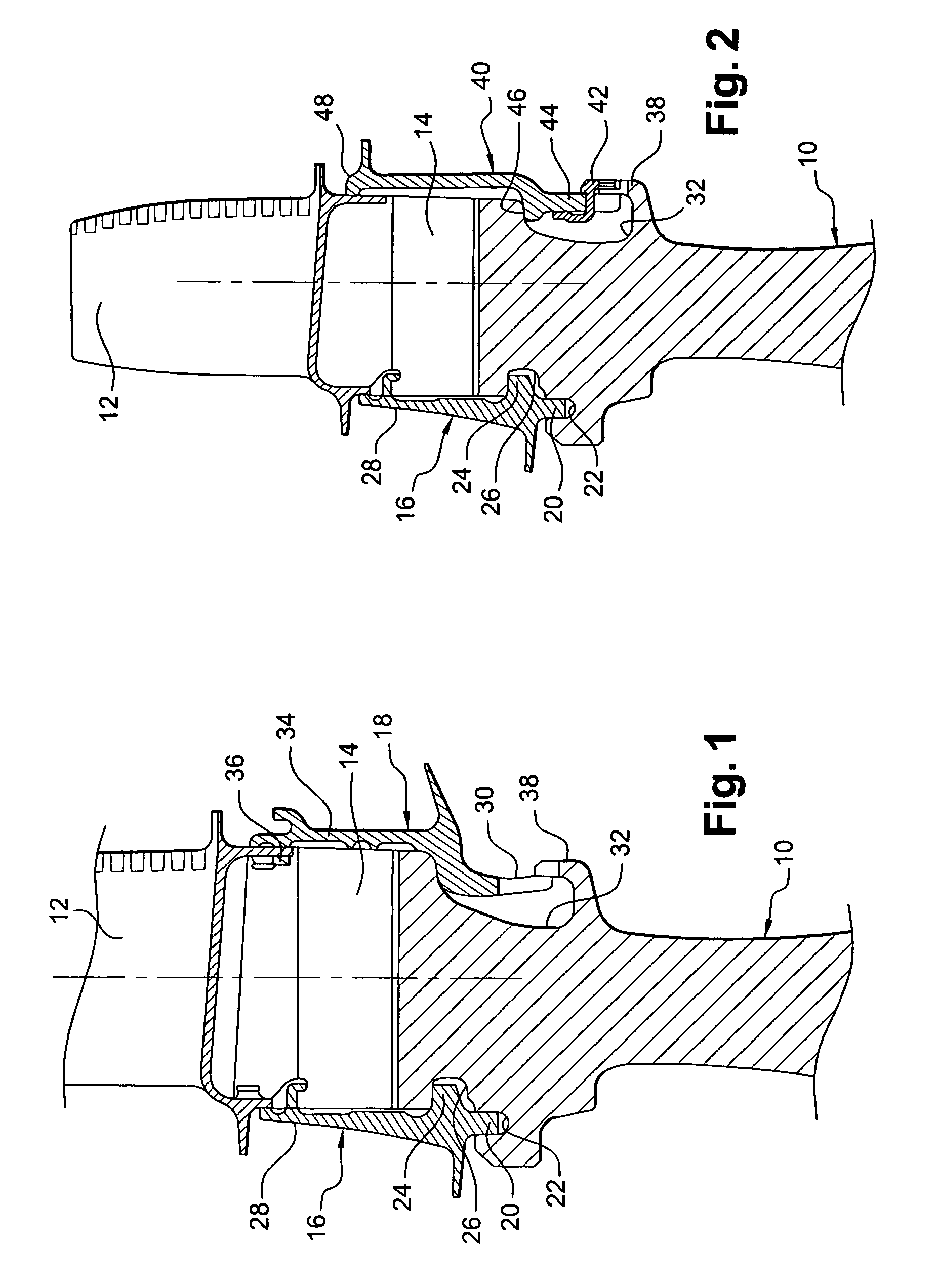 Device for axially retaining blades on a turbomachine rotor disk
