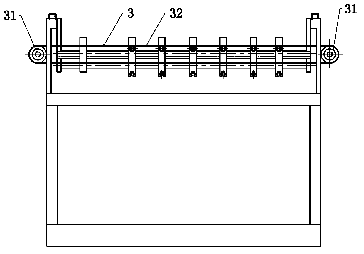 Panel space adjusting mechanism of covering machine