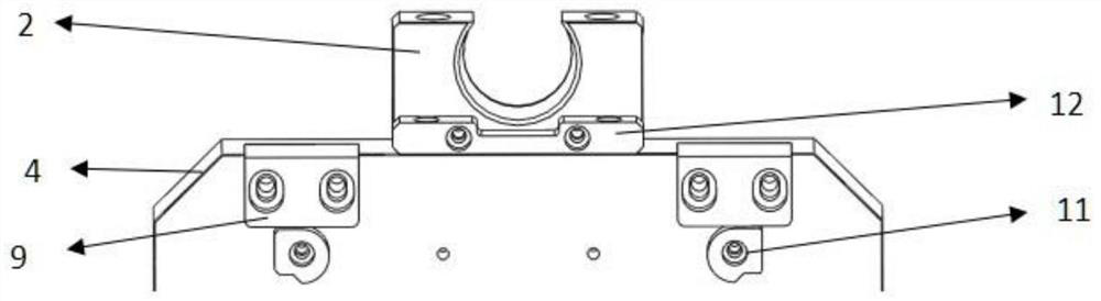 A pallet grabbing device that reduces the difficulty of robot teaching and its operating method