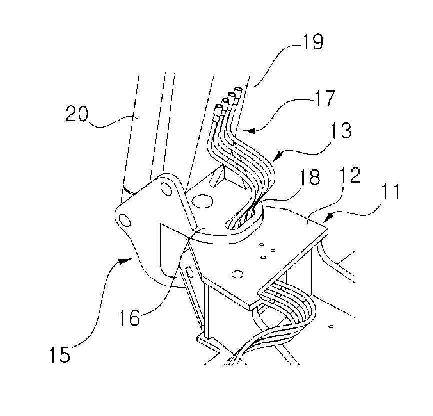 Device for fixing hydraulic pipe of boom swing type excavator