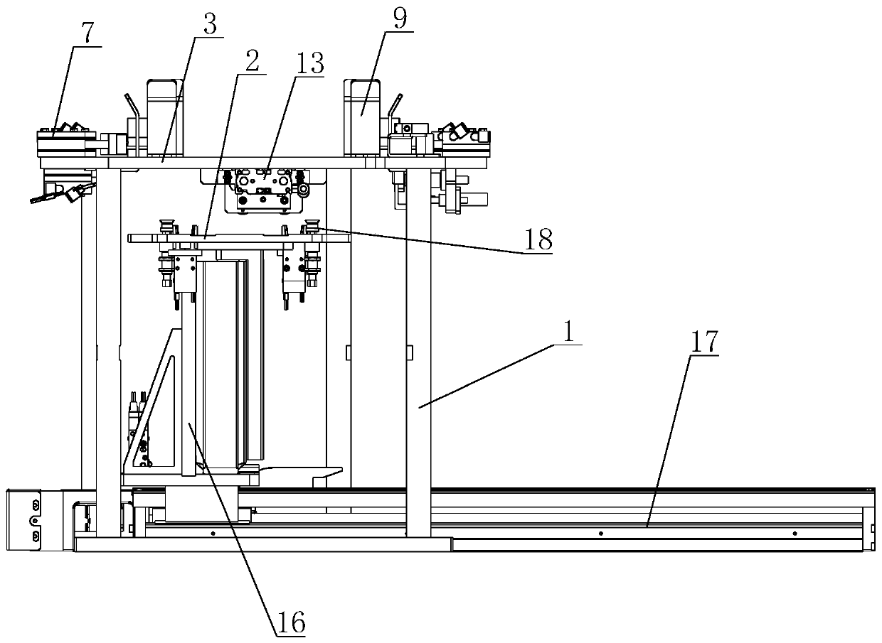 Pallet separating mechanism and pallet separating method