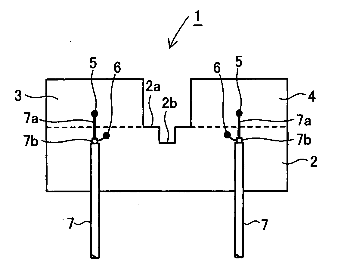 Planar antenna with multiple radiators and notched ground pattern