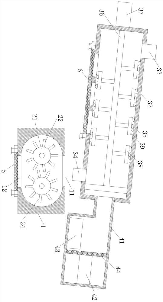 Raw material crushing device for liquor brewing