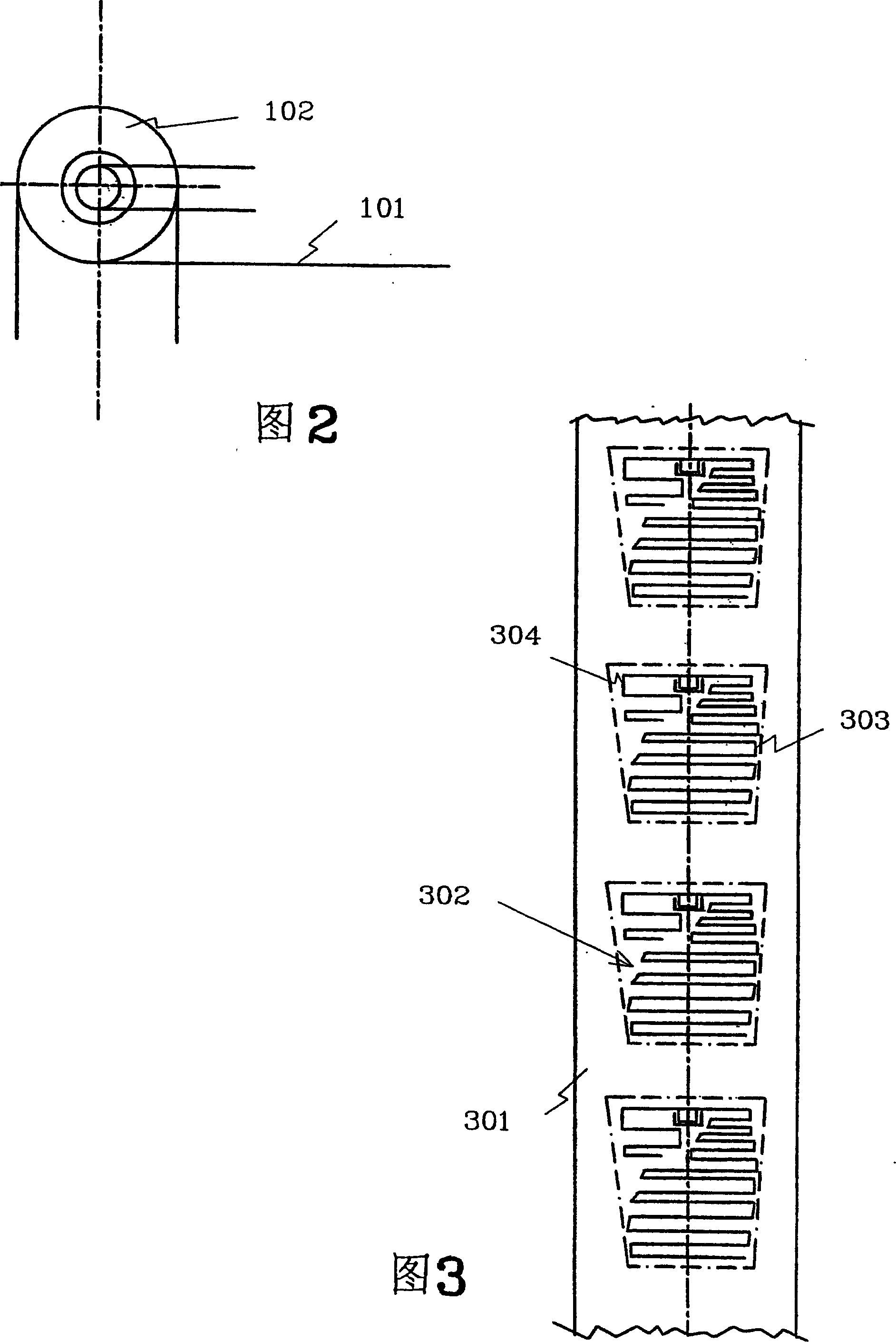 A method and a device for manufacturing a roll of items