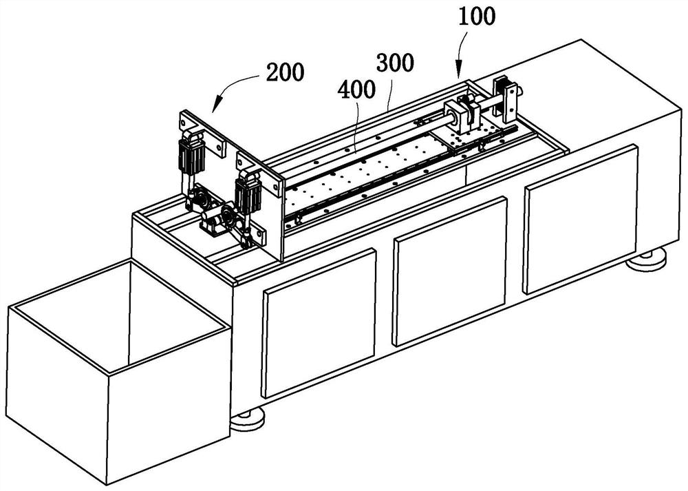 Corrugated pipe cutting machine and its traction mechanism