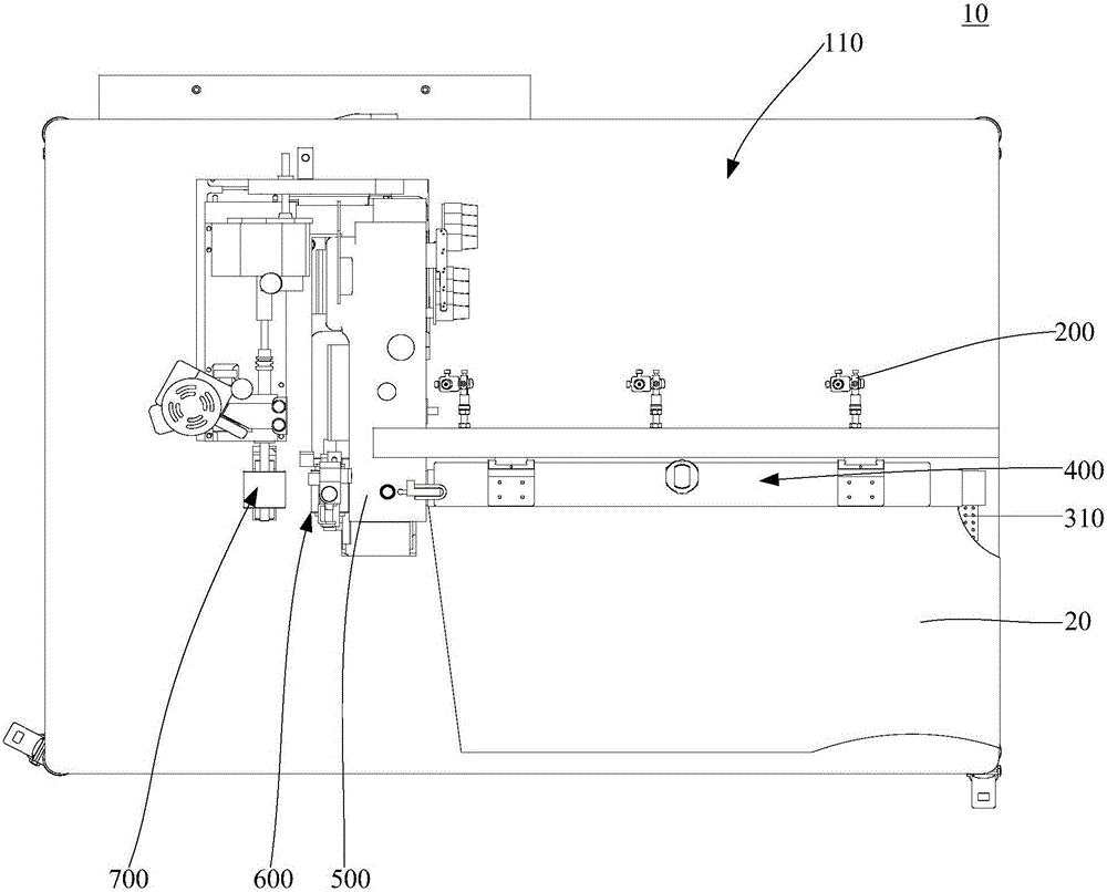 Stitching device and material alignment stitching method